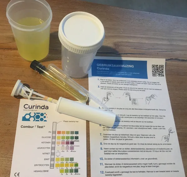 Curinda, een urine zelftest kit. U krijgt 2 urine opvangbeker met  2 combur 7 test strip zodat U zelf Uw urine 2 keer kunt testen op parameters zoals o.a. suiker, eiwit, witte bloed lichaampjes.