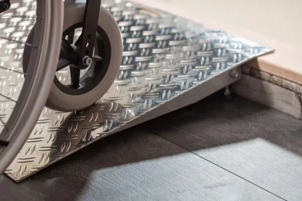 Verstelbare aluminium drempelhulp 6 - 8,5 cm lengte 87 cm