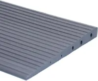 Rubberen drempelhulp (grijs) 2,4 cm hoog met plakstrip